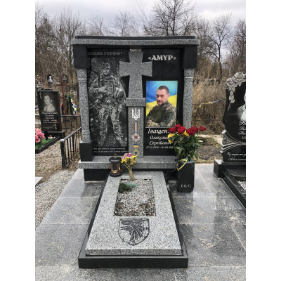 Пам'ятник військовому з сірого граніту